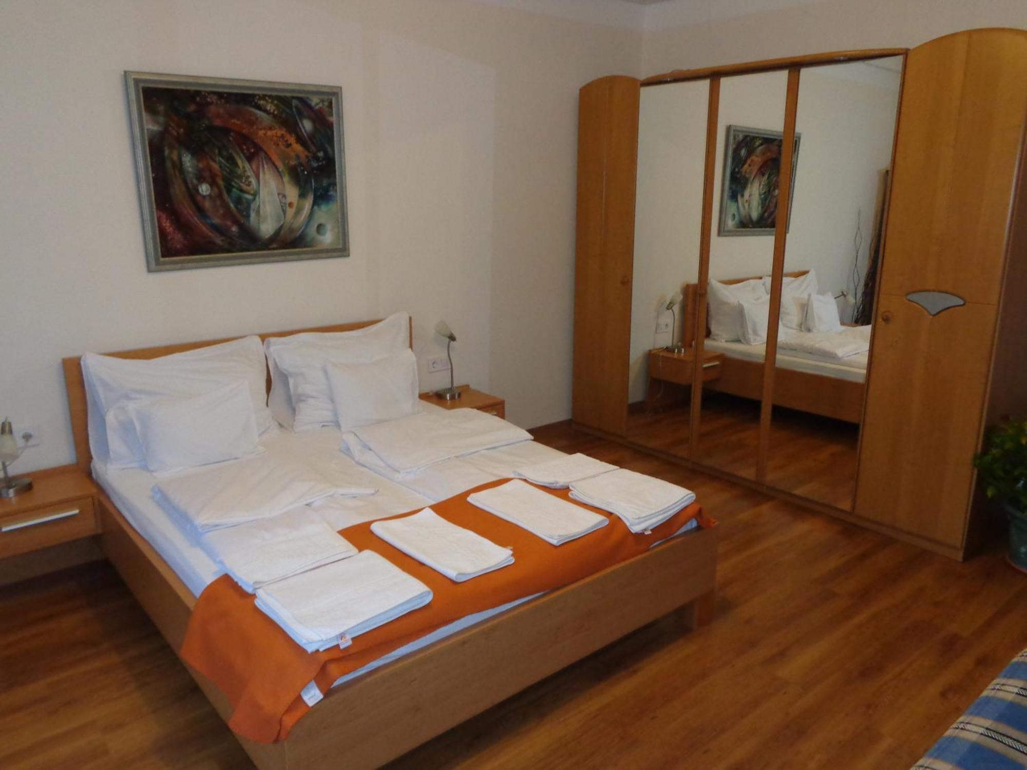 Nyirfa Apartmanhaz *